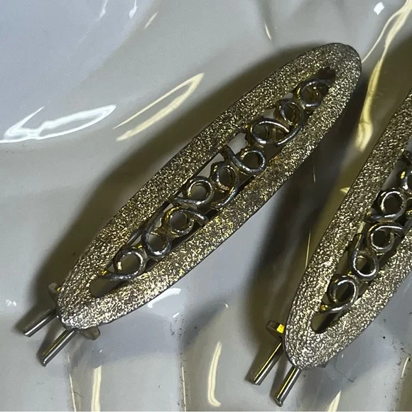 Pair of Vintage Golden Hair Clips with Intricate Design - Picture 6 of 13